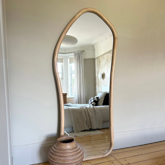 Espejo Clara – Espejo de cuerpo entero irregular de madera clara (180 cm x 80 cm)