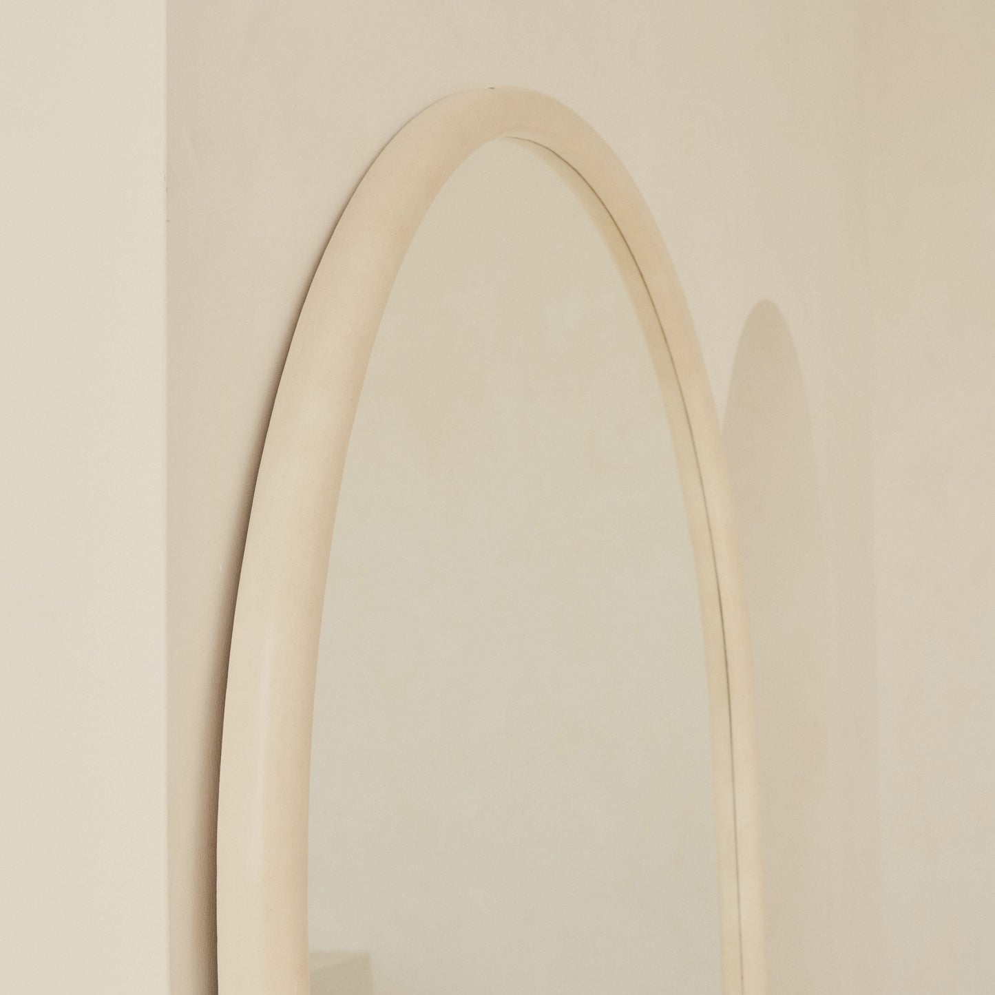 Espejo Amora – Espejo de cuerpo entero curvado extra grande de hormigón (200 cm x 120 cm)