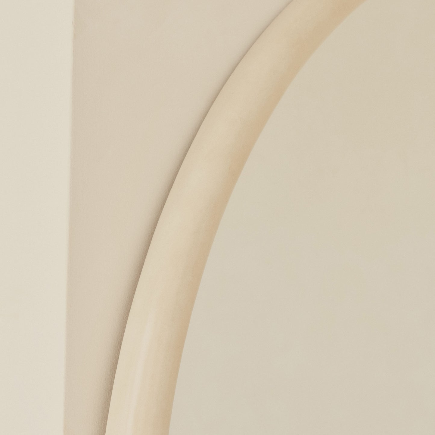Espejo Amora – Espejo de cuerpo entero curvado extra grande de hormigón (200 cm x 120 cm)