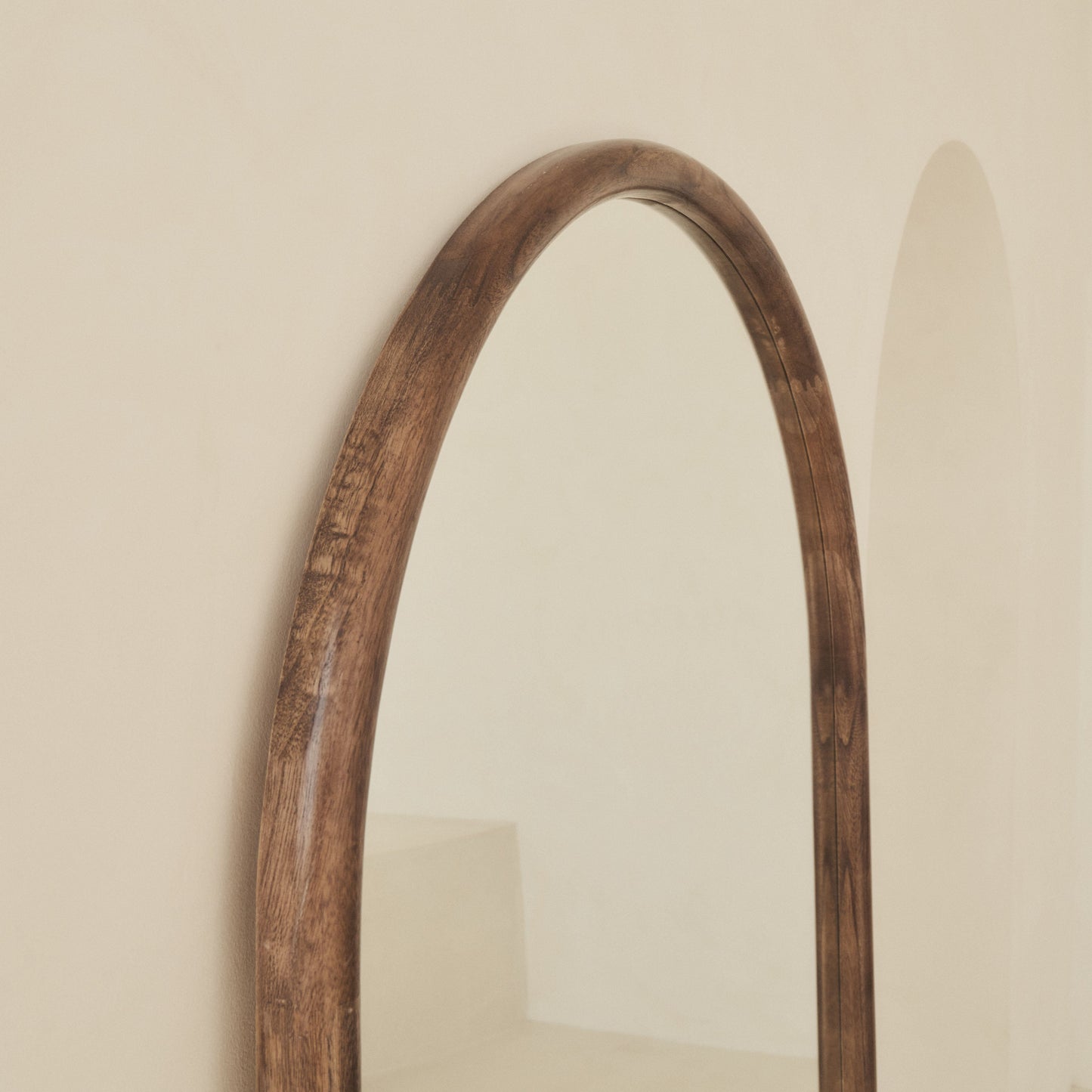 Espejo Amora – Espejo de cuerpo entero grande con marco de madera curvado (180 cm x 90 cm)**