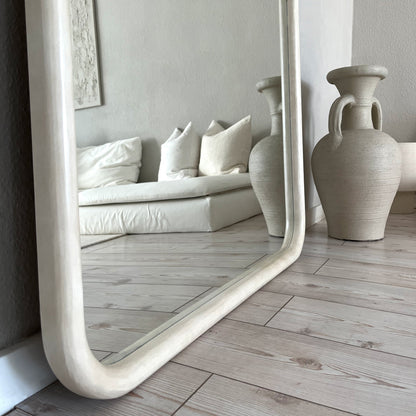 Espejo  Amora – Espejo de cuerpo entero curvado extra grande de hormigón (190 cm x 100 cm)