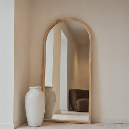 Espejo Lilia – Espejo de cuerpo entero con marco curvado de madera clara (170 cm x 80 cm)