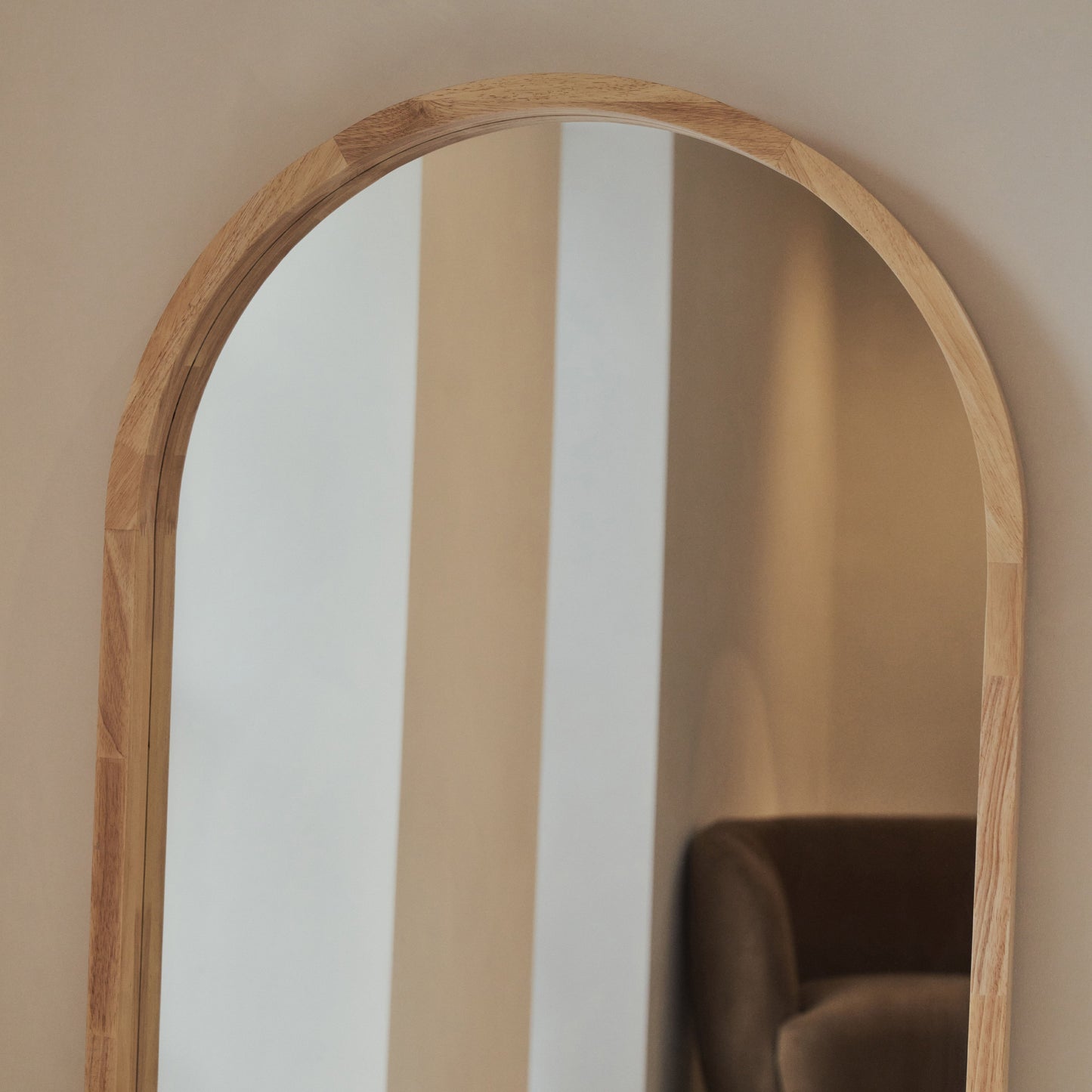 Espejo Lilia – Espejo de cuerpo entero con marco curvado de madera clara (170 cm x 80 cm)