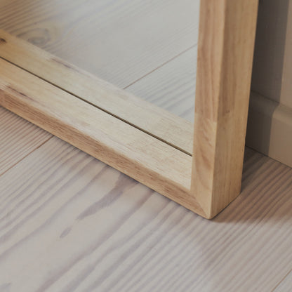 Espejo Lilia – Espejo de cuerpo entero con marco curvado de madera clara (170 cm x 80 cm)