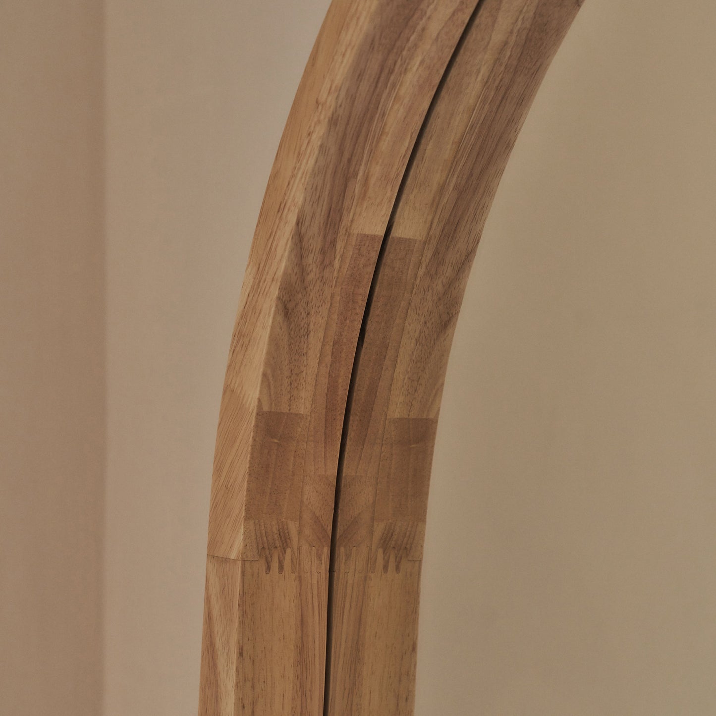Espejo Lilia – Espejo de cuerpo entero con marco curvado de madera clara (170 cm x 80 cm)