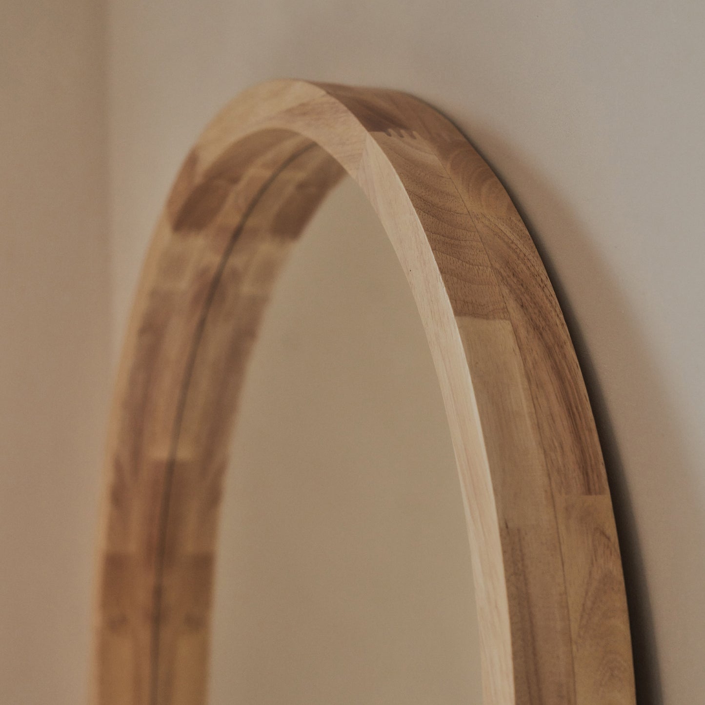 Espejo Lilia – Espejo de cuerpo entero con marco curvado de madera clara (170 cm x 80 cm)