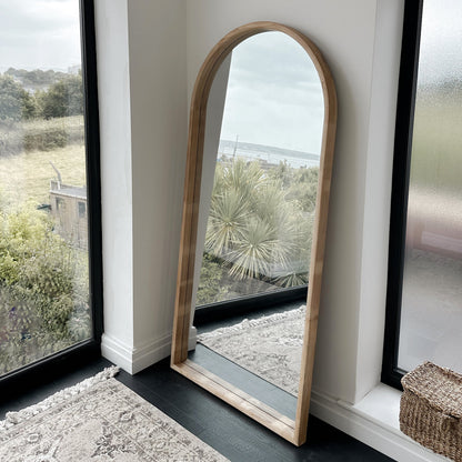 Espejo Lilia – Espejo de cuerpo entero con marco curvado de madera clara (170 cm x 80 cm)
