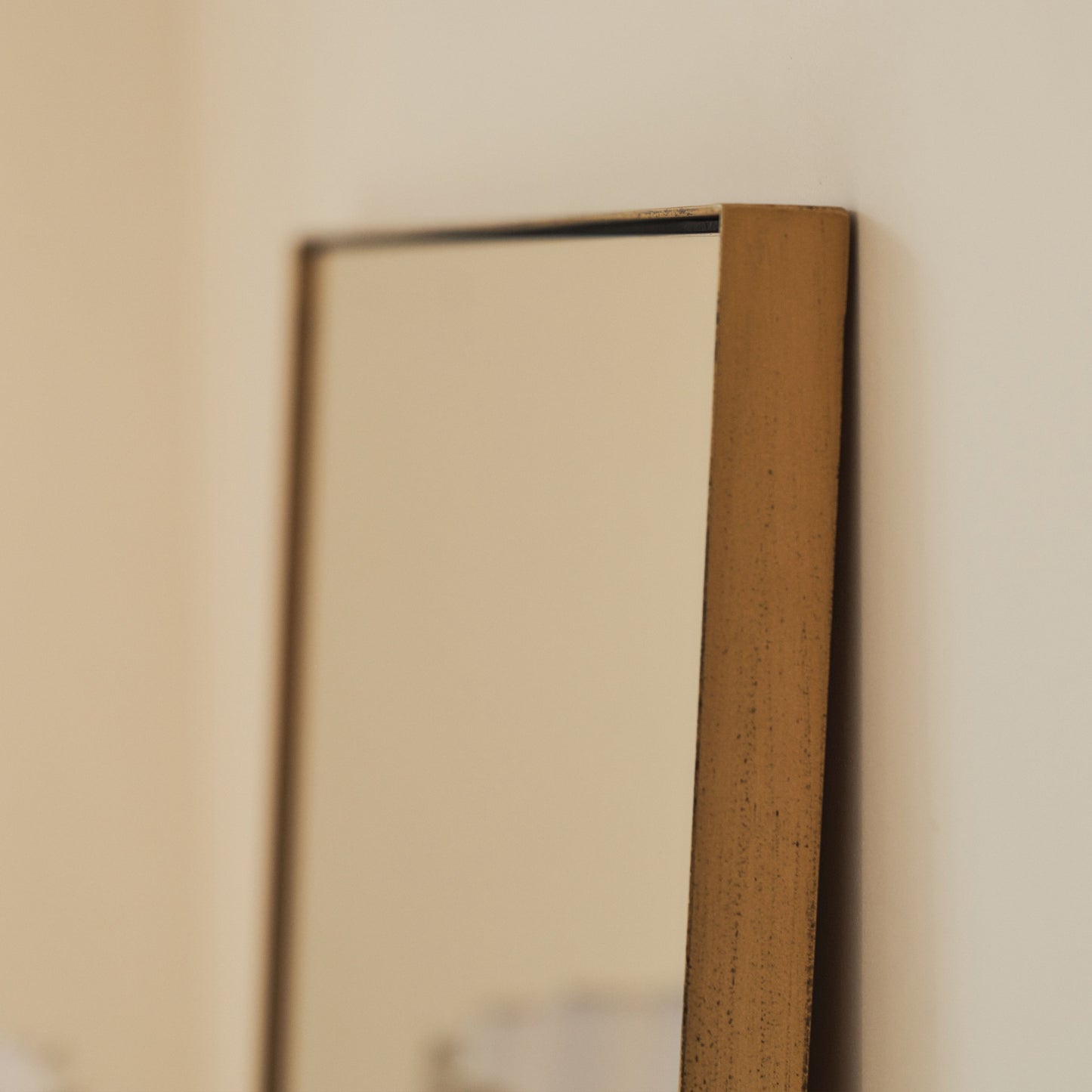 Miro Theo – Espejo de Pared Rectangular de Metal Dorado (90 cm x 60 cm)