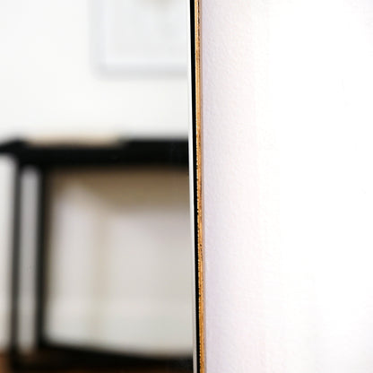 Espejo  Theo– Espejo de cuerpo entero curvado grande de metal dorado (160 cm x 50 cm)