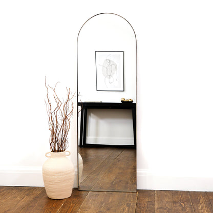 Espejo  Theo– Espejo de cuerpo entero curvado grande de metal dorado (160 cm x 50 cm)