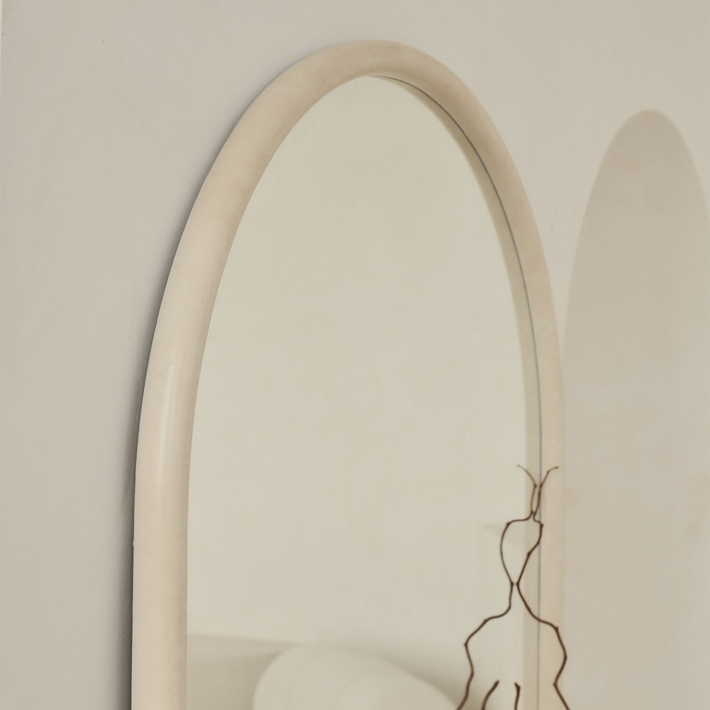 Espejo  Amora – Espejo de cuerpo entero curvado extra grande de hormigón (190 cm x 100 cm)