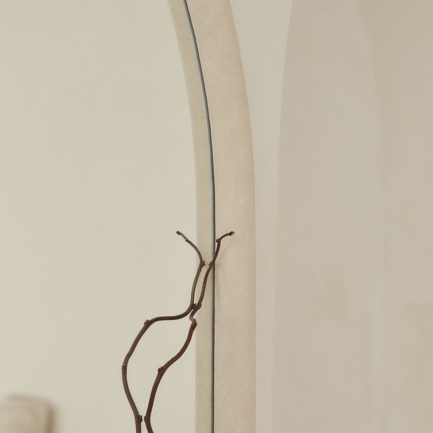 Espejo  Amora – Espejo de cuerpo entero curvado extra grande de hormigón (190 cm x 100 cm)