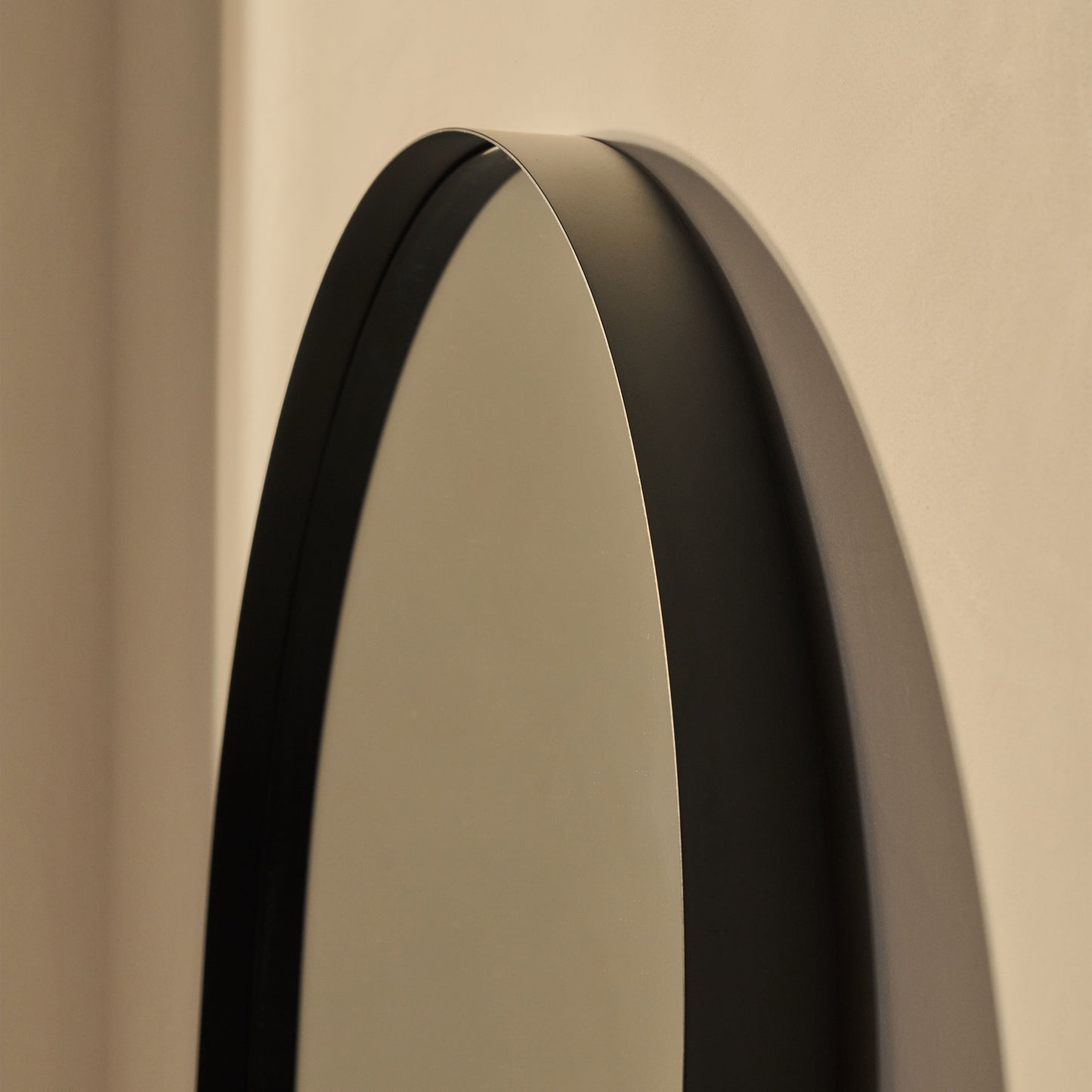Espejo Arcus – Espejo de cuerpo entero con arco de metal negro (170 cm x 80 cm)