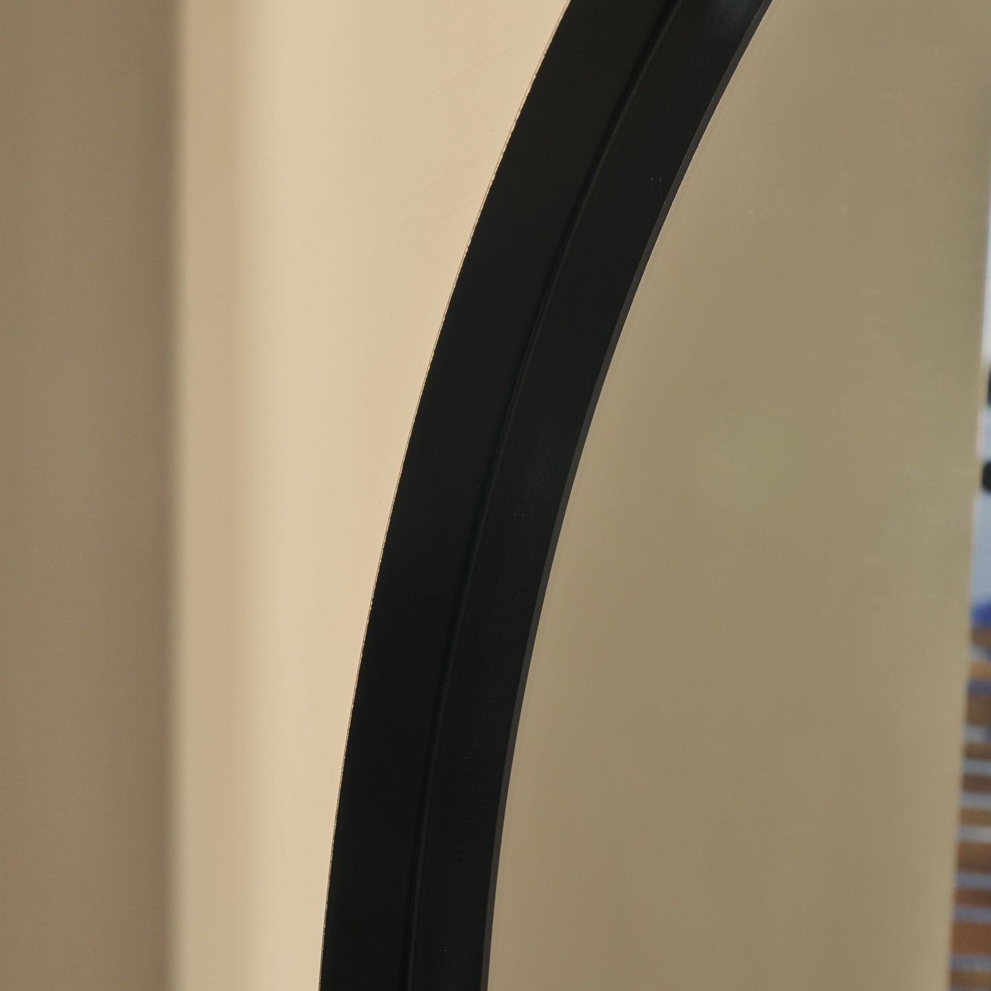 Espejo Arcus – Espejo de cuerpo entero con arco de metal negro (170 cm x 80 cm)